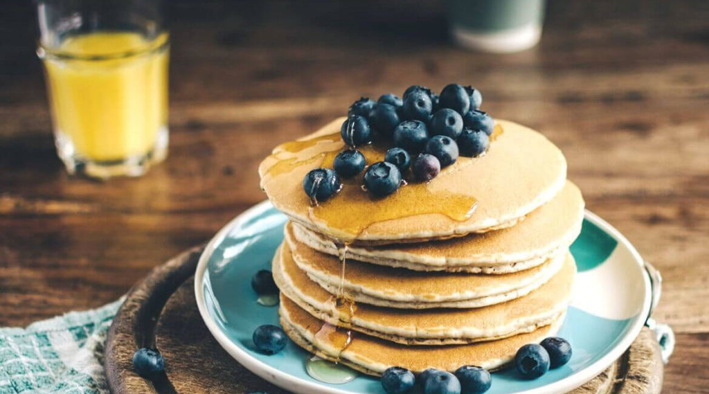 Das einfache Rezept für Blaubeer-Pancakes (ohne Zucker und ...