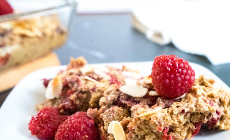 Baked Oatmeal mit Himbeeren und Mandeln