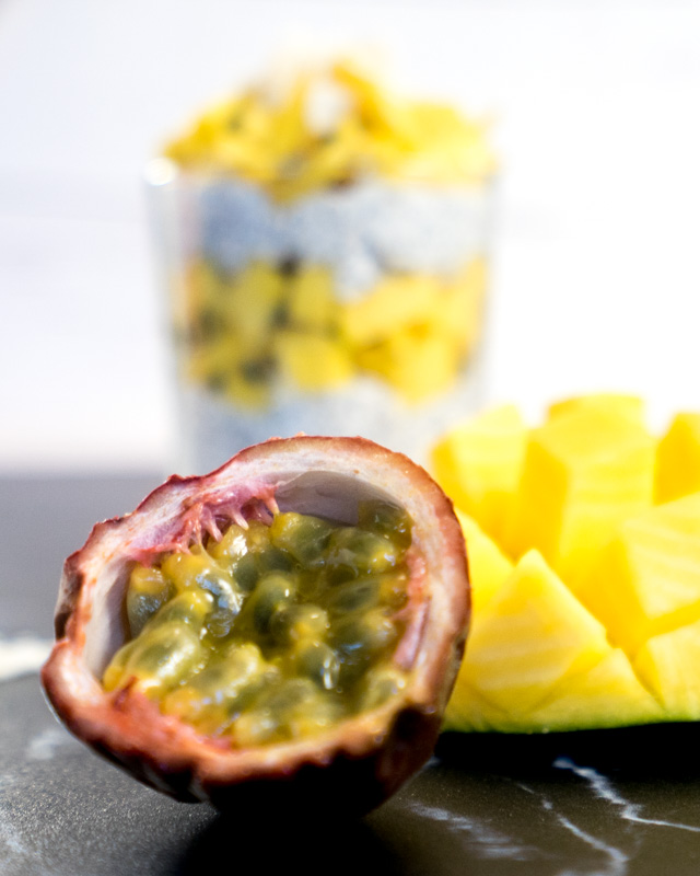 Fruchtig-exotischer Chia-Pudding mit Mango und Passionsfrucht
