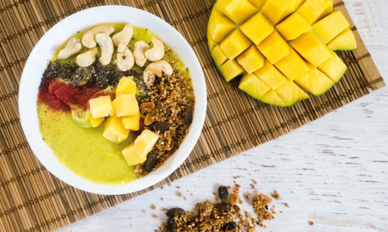 Für den Frische-Kick am Morgen: Avocado-Mango-Bowl