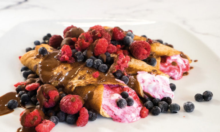 Rein pflanzliche Crêpes mit Waldfrucht-Kokosjoghurt-Füllung