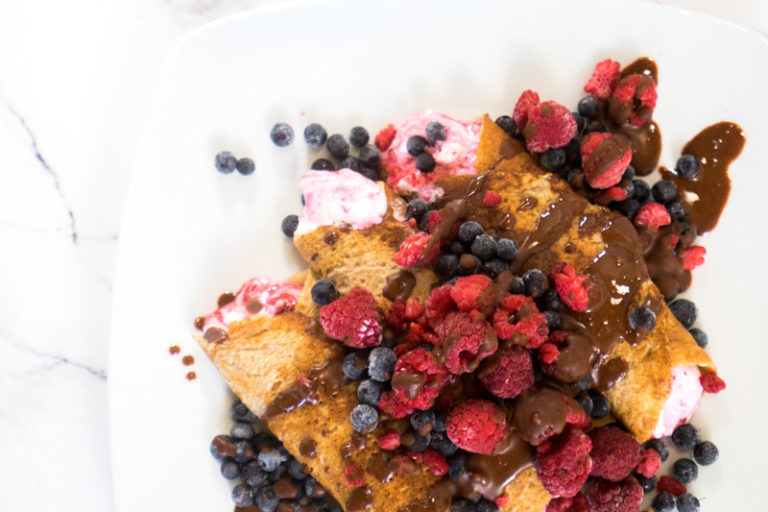 Vegane Crêpes mit Waldfrucht-Kokosjoghurt-Füllung